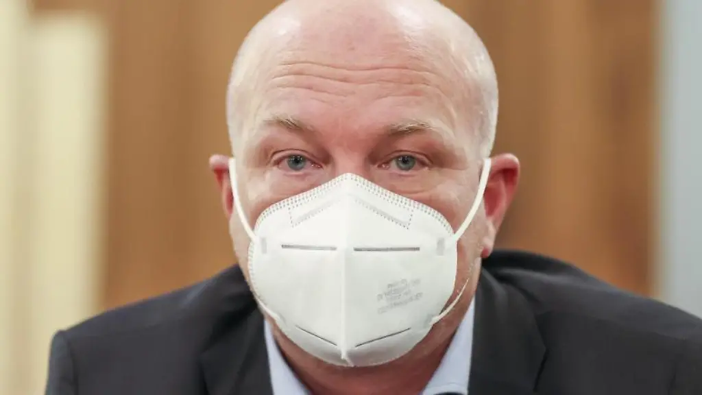 Joachim-Wolbergs-ehemaliger-Oberbuergermeister-von-Regensburg-sitzt-in-einem-Gerichtssaal