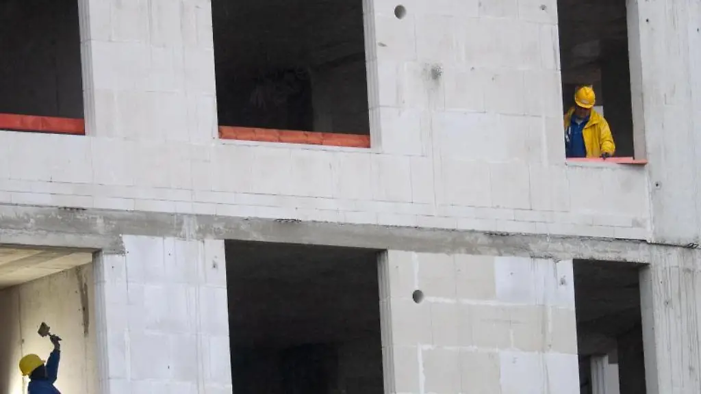 Bauarbeiter-arbeiten-im-Rohbau-eines-Wohngebaeudes