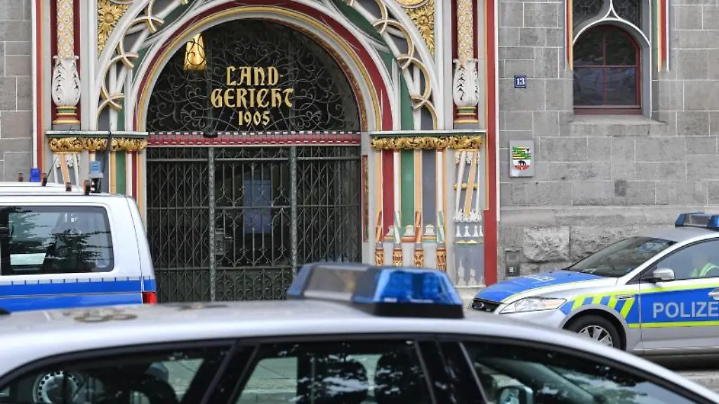 Polizeifahrzeuge-stehen-vor-dem-Landgericht-in-Halle-Saale