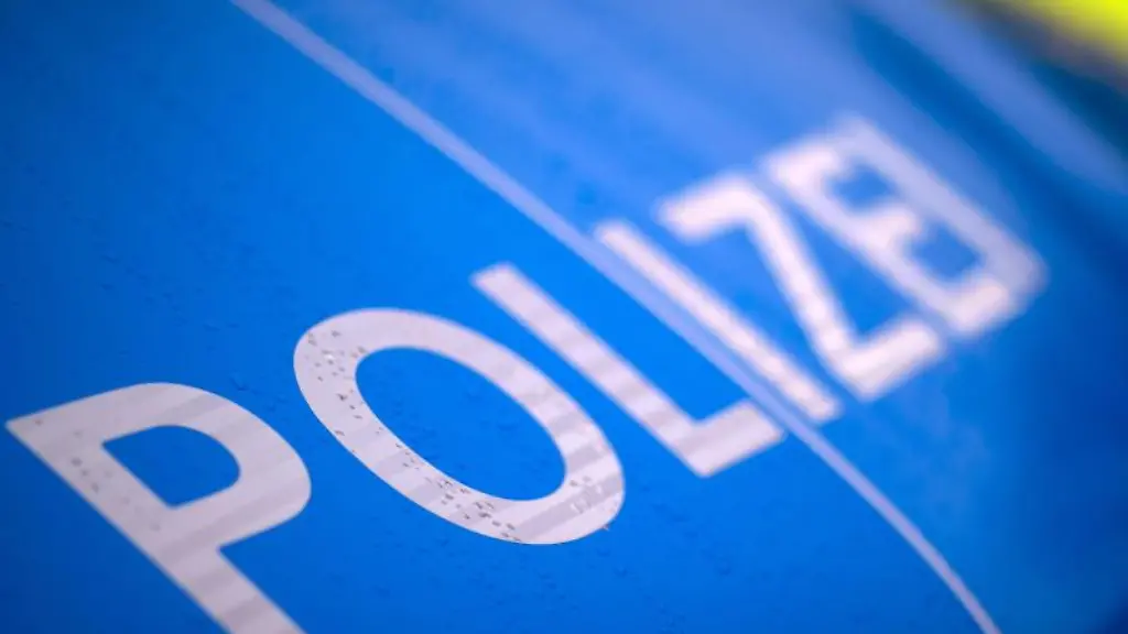 Der-Schriftzug-Polizei-steht-auf-einem-Streifenwagen