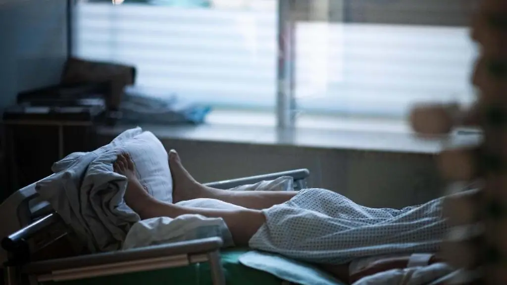 Ein-Patient-liegt-auf-einer-Intensivstation-in-einem-Zimmer