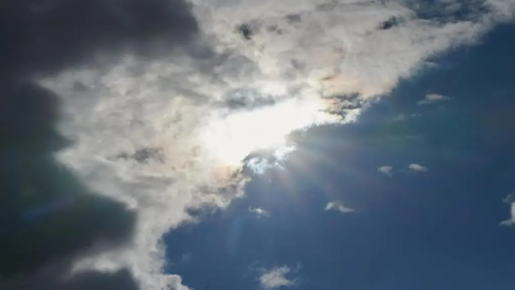 Die-Sonne-kommt-hinter-Regenwolken-hervor