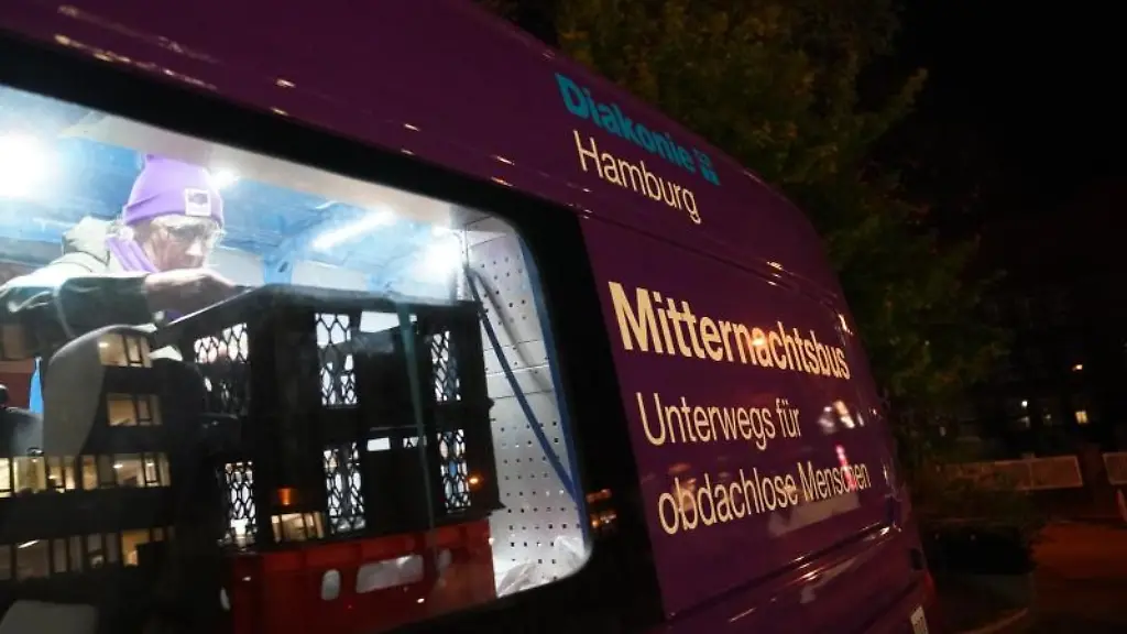 Der-Mitternachtsbus-wird-auf-die-Nacht-vorbereitet