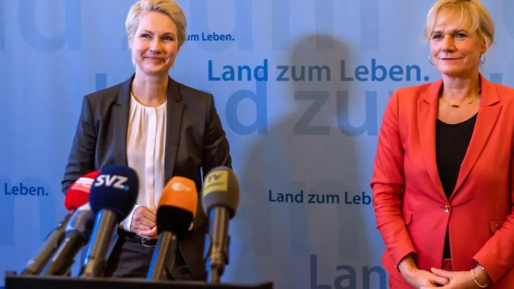 Ministerpraesidentin-Manuela-Schwesig-SPD-l-und-Linken-Fraktionschefin-Simone-Oldenburg