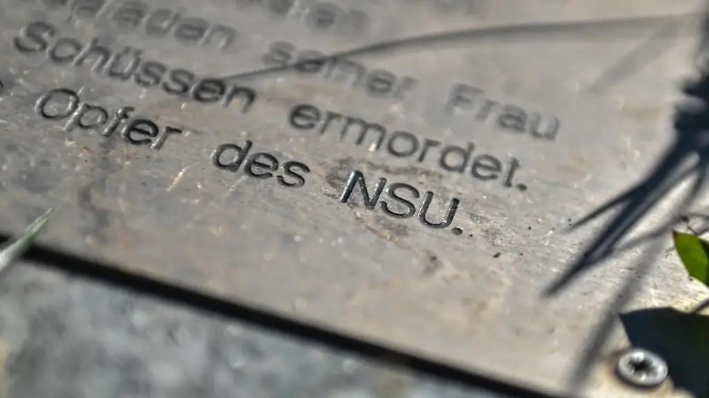 Opfer-des-NSU-ist-auf-einer-Gedenkplatte-fuer-die-Opfer-des-Nationalsozialistischen-Untergrunds-NSU-zu-lesen