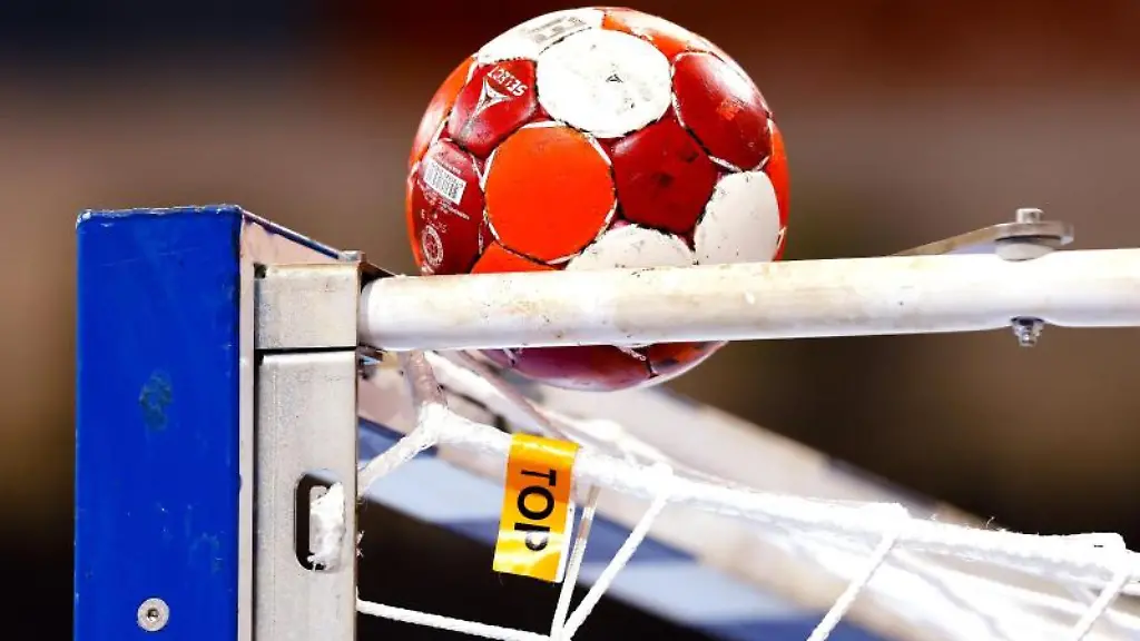 Ein-Handball-liegt-auf-einem-Tor