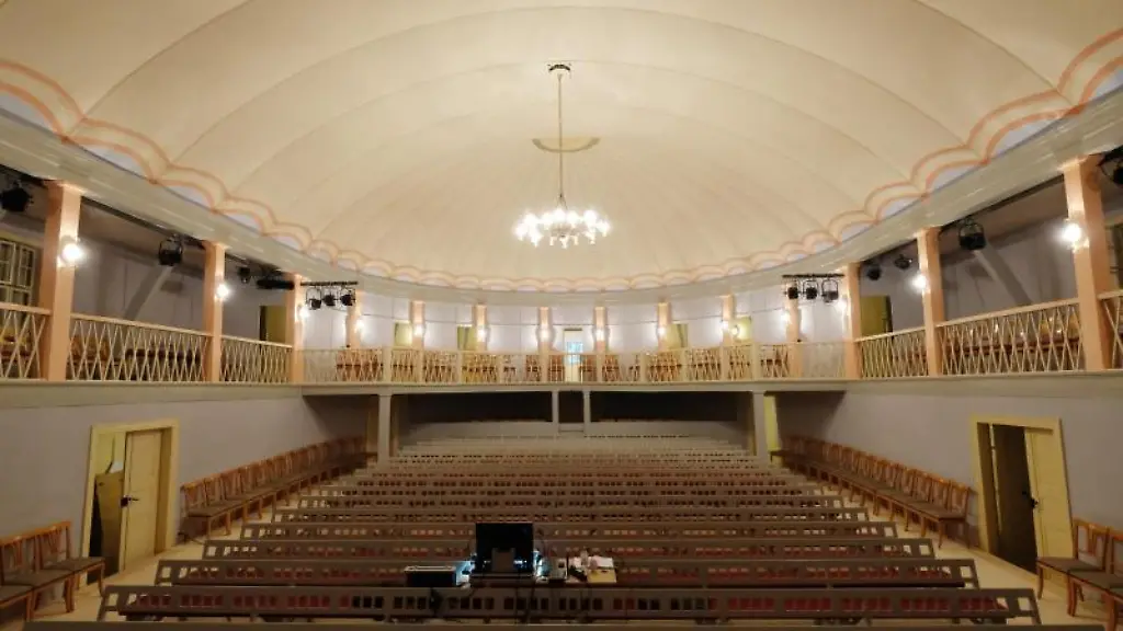 Der-Saal-des-Goethe-Theaters-in-Bad-Lauchstaedt