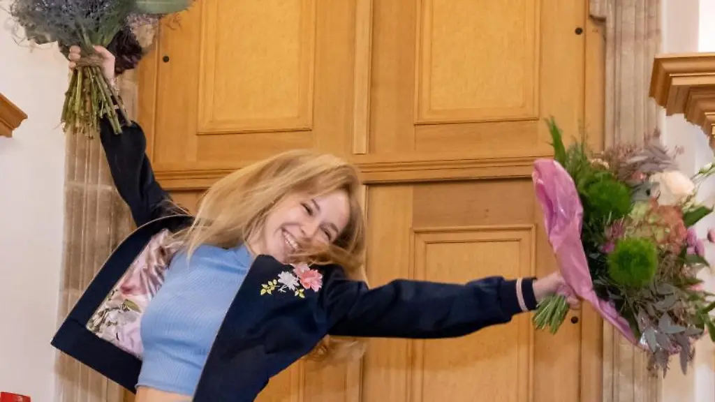 Teresa-Windschall-freut-sich-ueber-ihre-Wahl-zu-Nuernbergs-neuem-Christkind