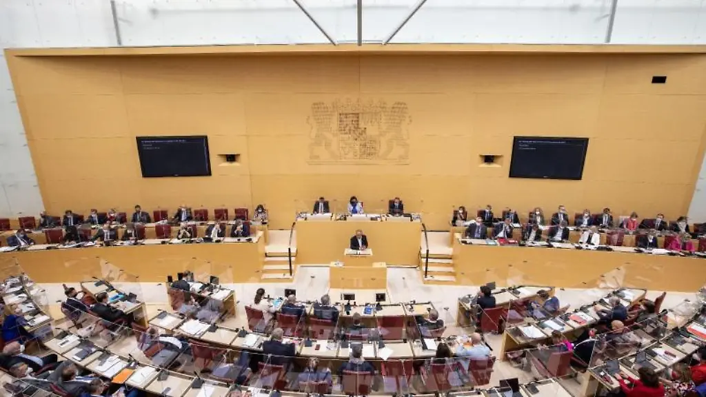 Abgeordnete-nehmen-an-einer-Plenarsitzung-im-bayerischen-Landtag-teil