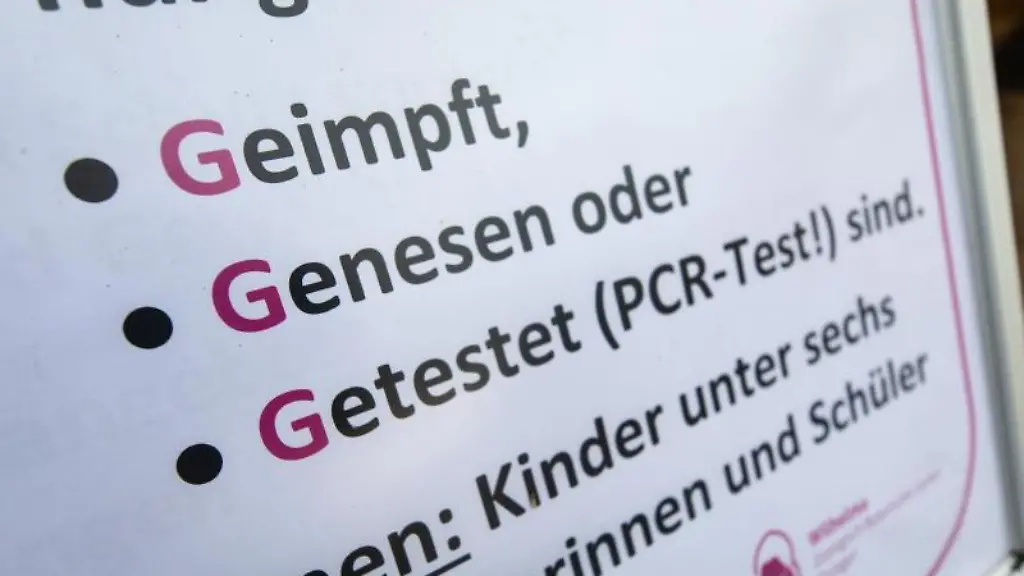 Ein-Aufsteller-vor-einem-Zoo-weist-Besucher-auf-die-3G-Regel-hin