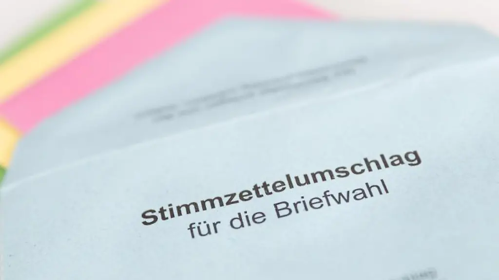 Verschiedene-Stimmzettel-stecken-in-einem-Stimmzettelumschlag-zur-Briefwahl