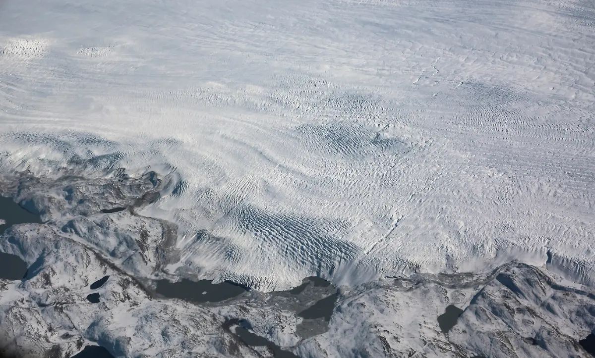 2021-09-17T200101Z-2054689347-RC2RRP961QEO-RTRMADP-3-GREENLAND-GLACIER