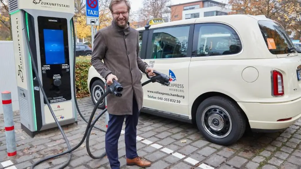 Anjes-Tjarks-Buendnis-90-Gruene-Verkehrssenator-steht-am-Alsterdorfer-Markt