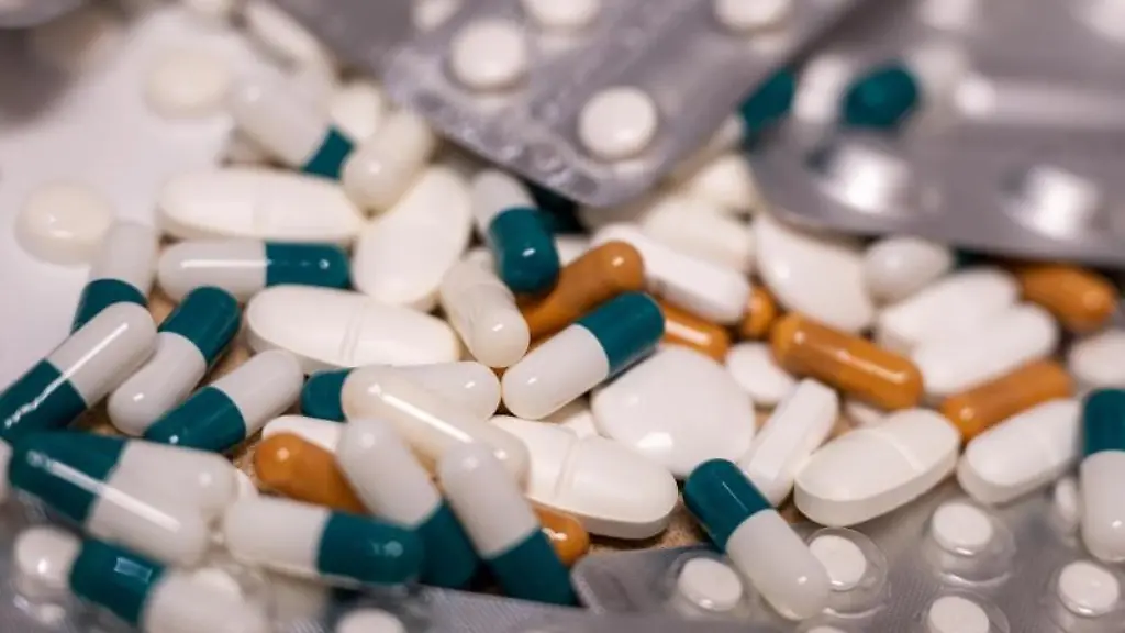 Tabletten-liegen-auf-einem-Tisch