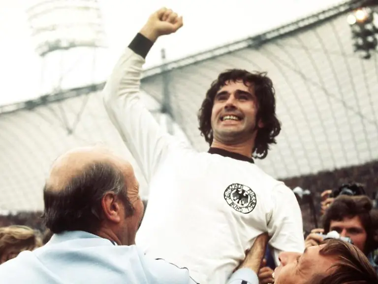Gerd-Mueller-jubelt-in-Muenchen-mit-Bundestrainer-Helmut-Schoen-l-ueber-den-Sieg-im-WM-Finale-1974