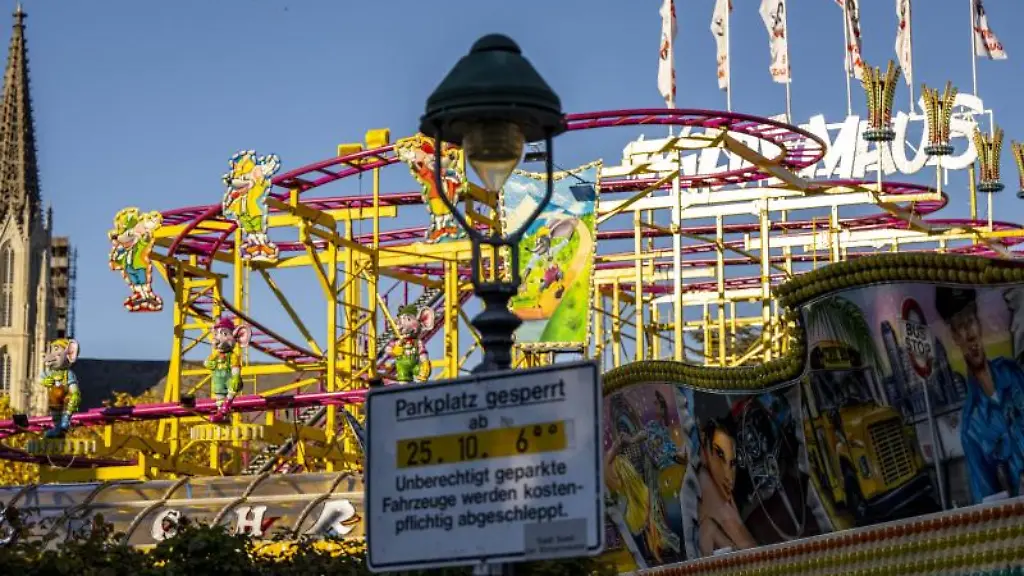 Vor-Beginn-der-683-Allerheiligenkirmes-ist-die-Achterbahn-Wilde-Maus-auf-dem-Parkplatz-Am-Grossen-Teich-aufgebaut