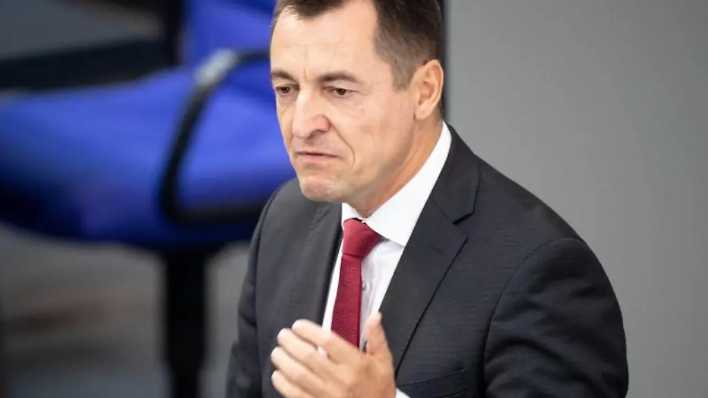 Thorsten-Herbst-FDP-Bundestagsabgeordneter-spricht-waehrend-einer-Plenarsitzung