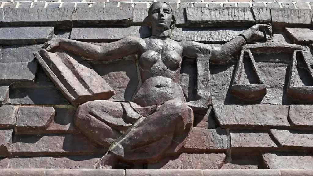 Blick-auf-die-Justitia-ueber-dem-Eingang-eines-Landgerichts