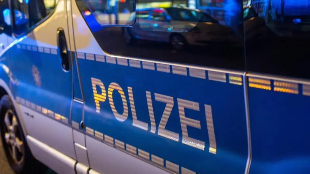 Ein-Einsatzfahrzeug-der-Polizei-steht-bei-einer-Kontrolle-auf-der-Strasse