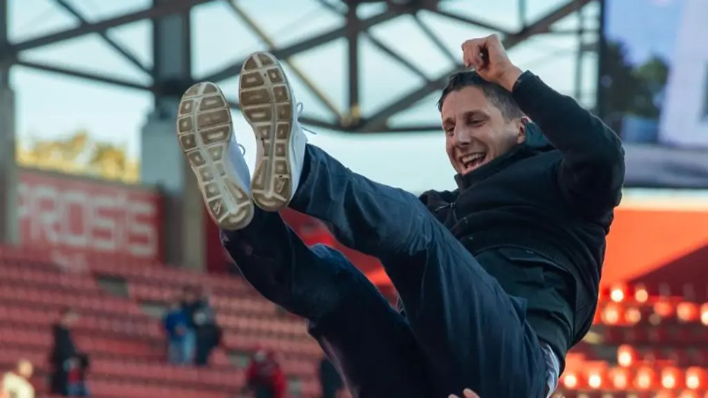 Regensburgs-Spieler-werfen-den-scheidenden-Geschaeftsfuehrer-Christian-Keller-in-die-Luft