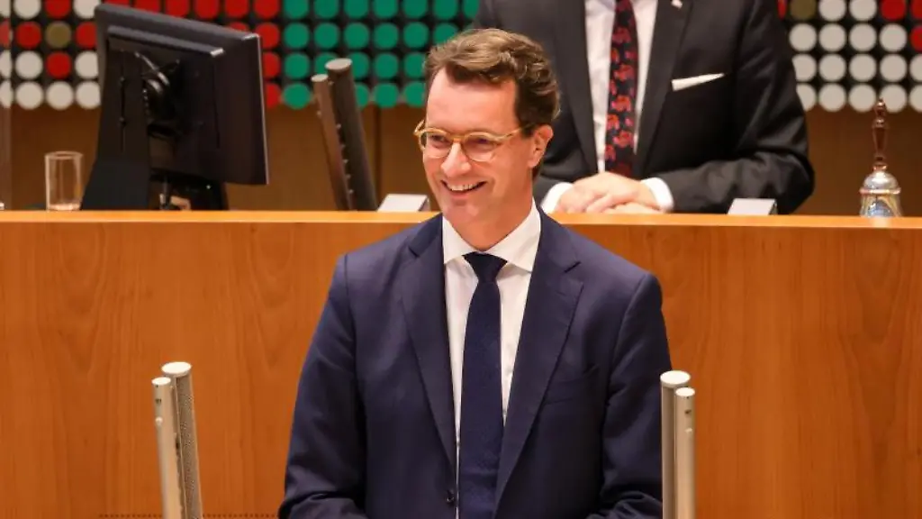 Der-neue-Ministerpraesident-von-Nordrhein-Westfalen-Hendrik-Wuest-CDU-spricht-im-Landtag