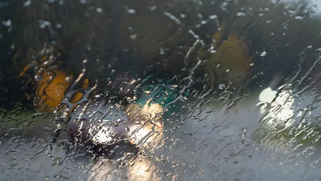 Autos-fahren-im-Regen-auf-der-B269-im-Hunsrueck