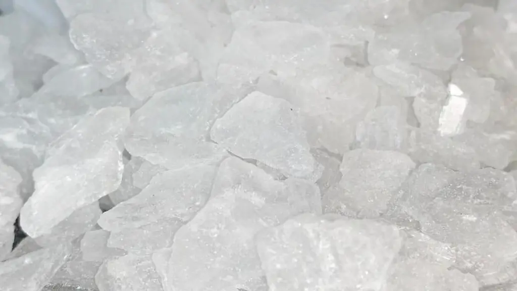 Crystal-Meth-liegt-auf-einer-schwarzen-Unterlage