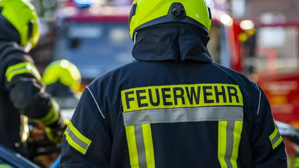 Feuerwehrleute-stehen-um-ein-Auto-das-einen-Unfall-gehabt-hat