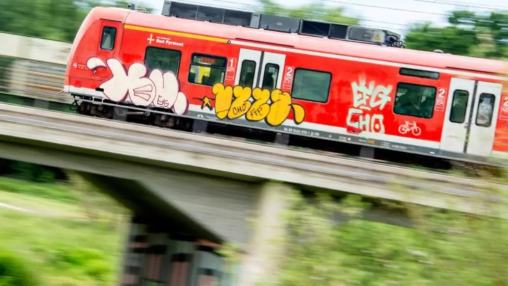 Ein-Zug-der-S-Bahn-faehrt-ueber-eine-Bruecke