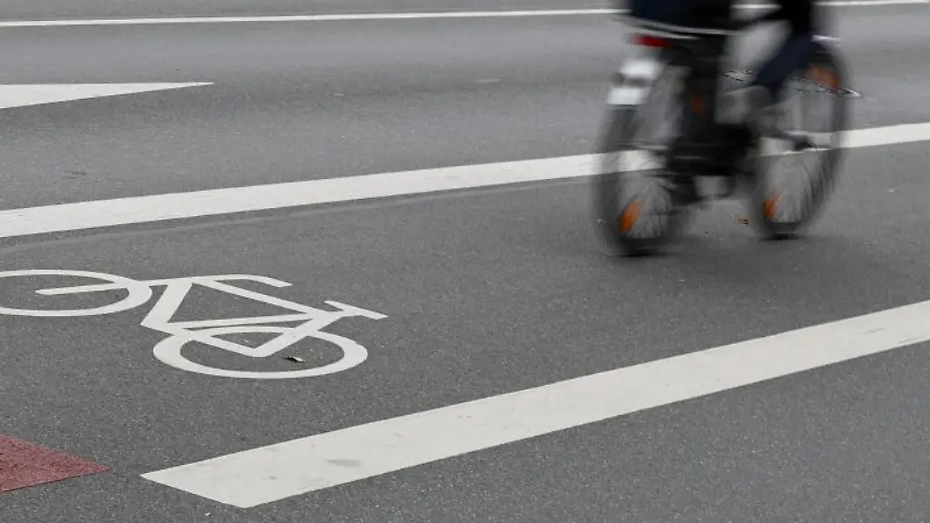 Ein-Radfahrer-faehrt-auf-einer-Fahrradspur-auf-der-Strasse