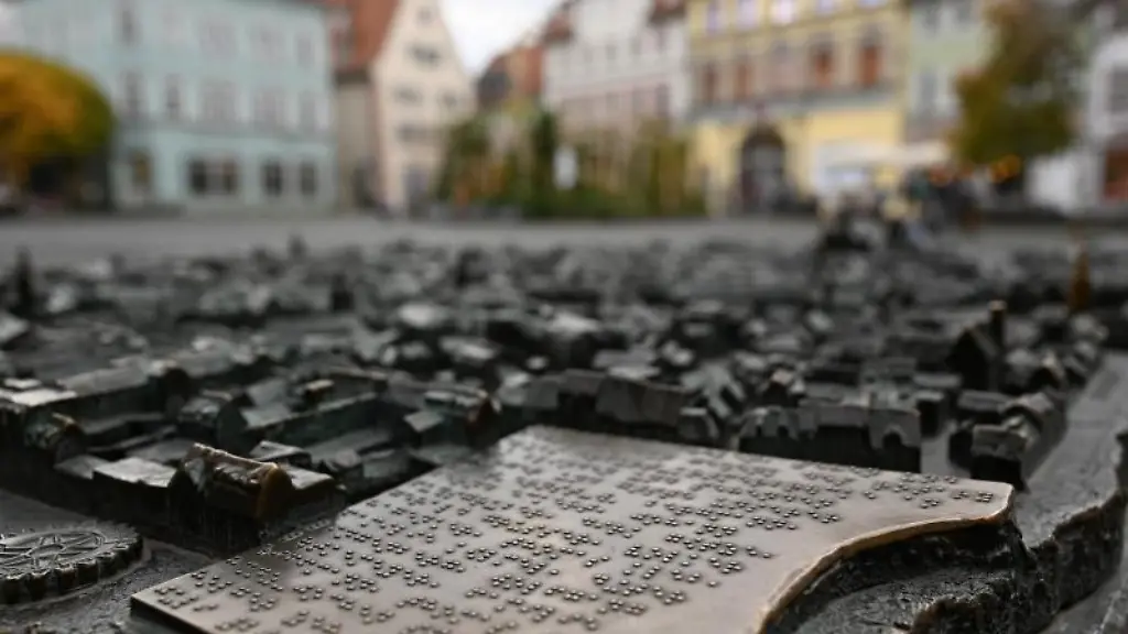 Ein-ertastbares-Stadtmodell-mit-Informationen-in-Blindenschrift-steht-auf-dem-Fischmarkt