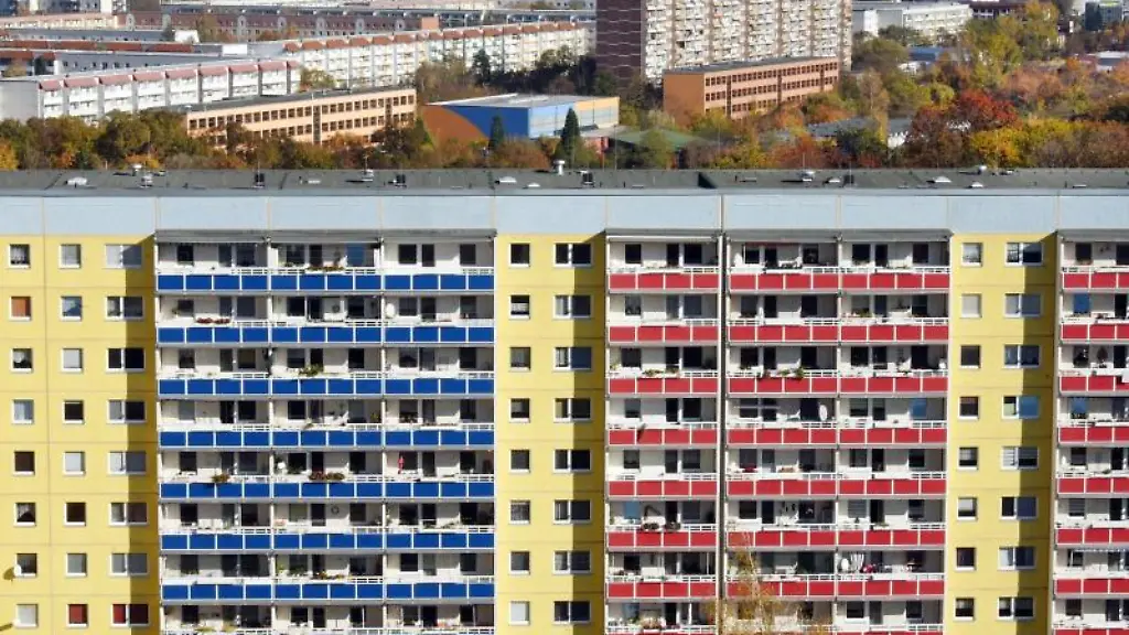 Modernisierte-Plattenbauten-zwischen-Gruenanlagen-praegen-das-Bild-vom-Wohngebiet