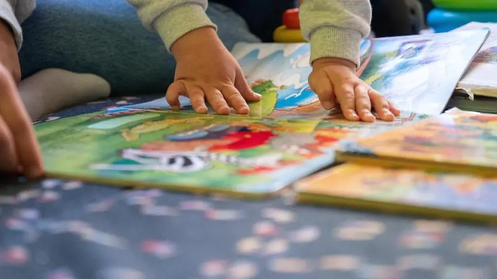 Eine-Praktikantin-liest-in-einer-Kita-Kindern-vor