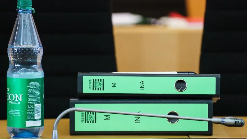 Ordner-liegen-im-hessischen-Landtag-auf-einem-Tisch