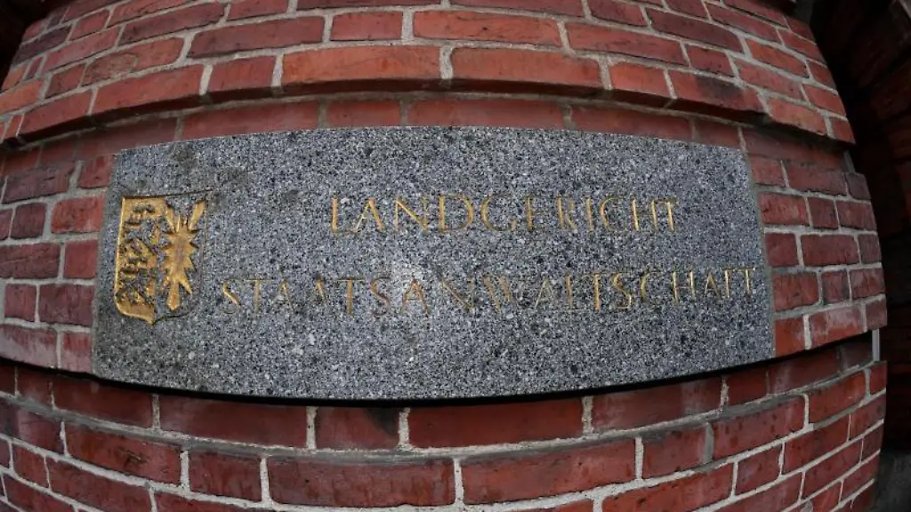 Ein-Schild-Landgericht-und-Staatsanwaltschaft-ist-am-Gerichtsgebaeude-in-Kiel-zu-sehen