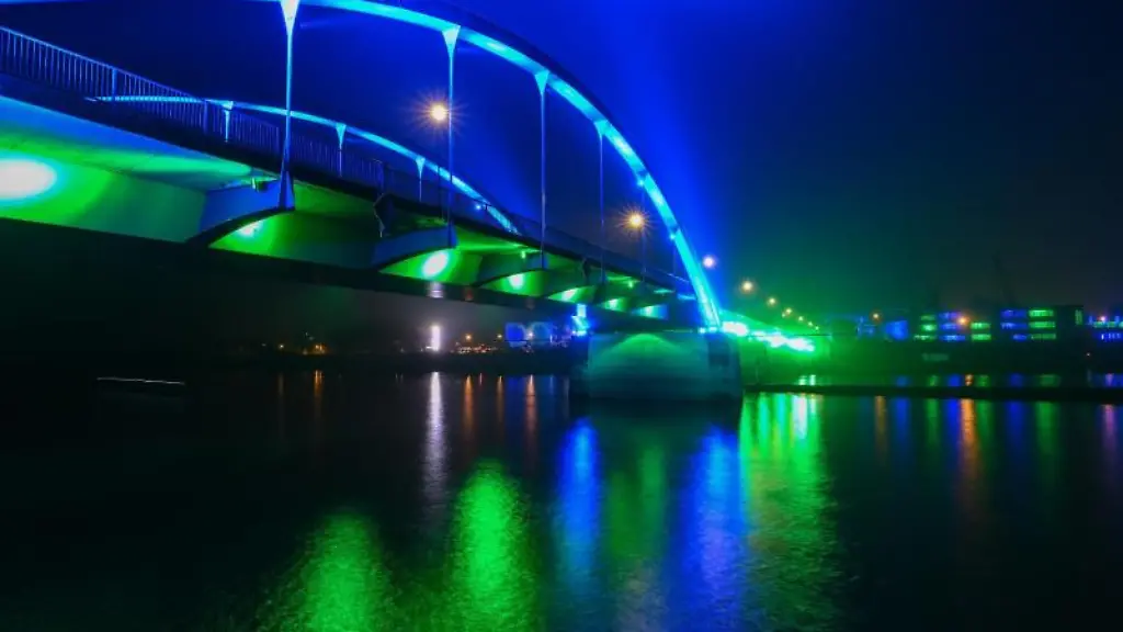 Die-Stadtbruecke-in-Frankfurt-Oder-die-ins-polnische-Słubice-fuehrt-erstrahlt-in-gruenem-und-blauem-Licht