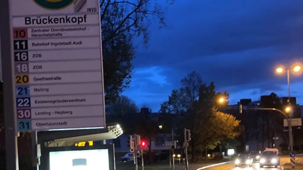 Ein-Fahrradfahrer-faehrt-an-der-Haltestelle-Brueckenkopf-vorbei