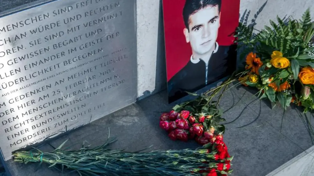 Ein-Bild-von-Mehmet-Turgut-lehnt-bei-einer-Gedenkstunde-an-seinem-Todestag-an-seiner-Gedenkstaette