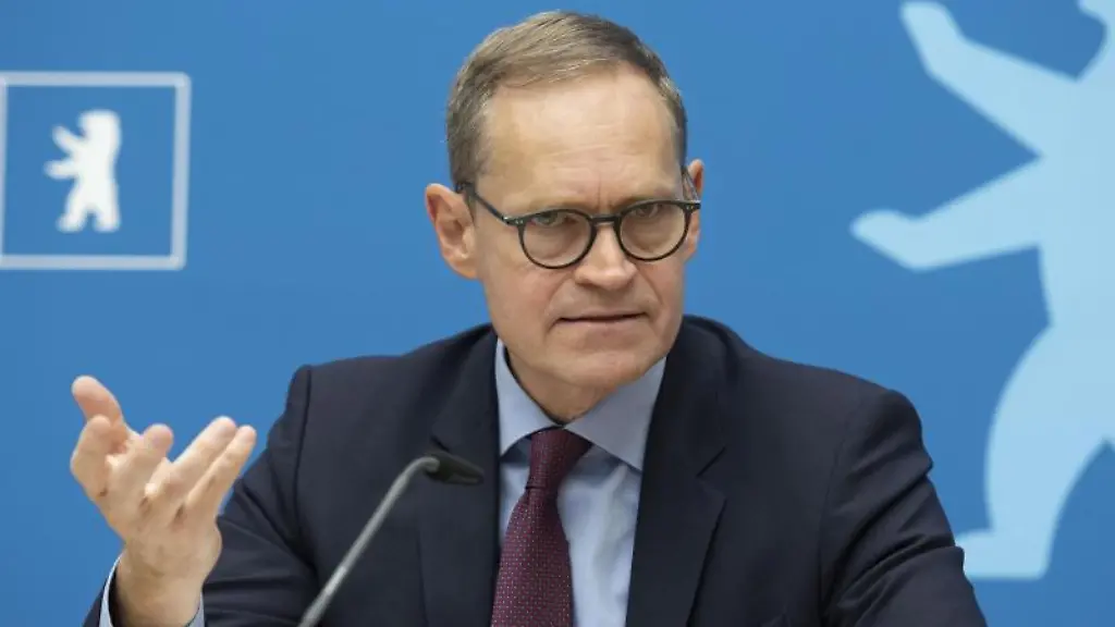 Berlins-Regierender-Buergermeister-Michael-Mueller-SPD-spricht-bei-einer-Pressekonferenz