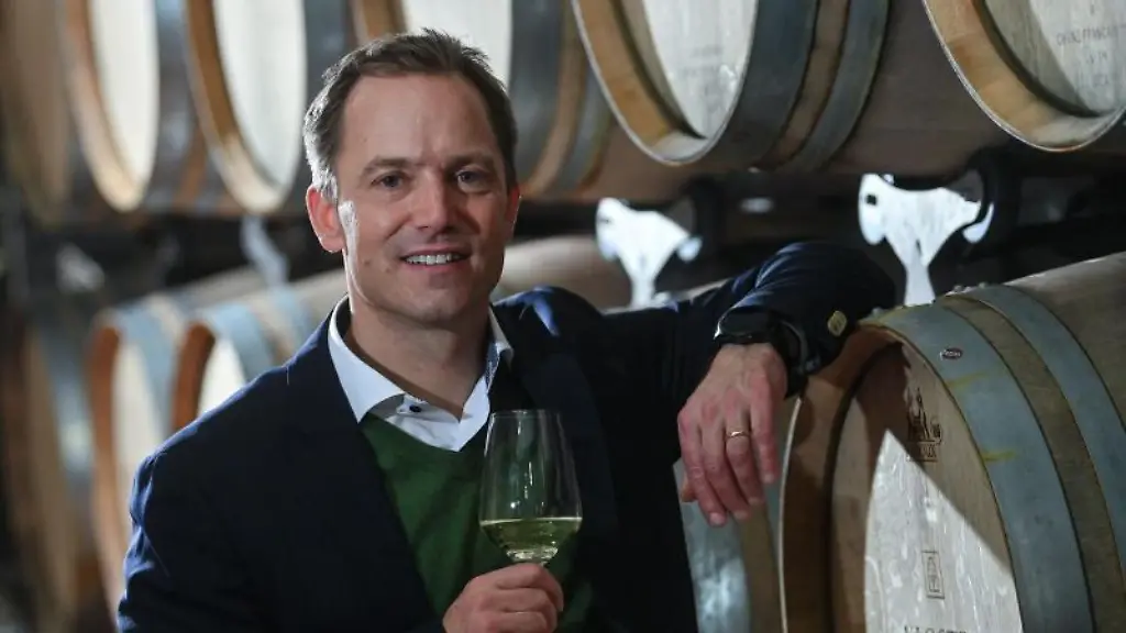 Philipp-Kollmar-Geschaeftsfuehrer-des-Landesweingutes-Kloster-Pforta-steht-im-Fasskeller