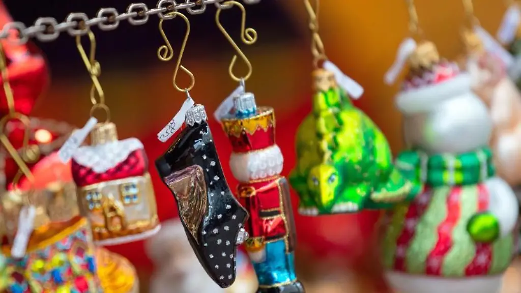 Weihnachtsbaumschmuck-wird-an-einem-Marktstand-auf-einem-Weihnachtsmarkt-zum-Verkauf-angeboten