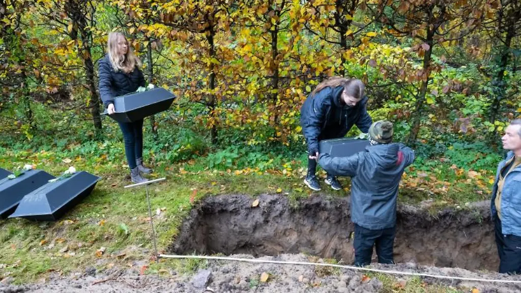 Schuelerinnen-und-Schueler-einer-Dresdner-Oberschule-arbeiten-mit-bei-der-Einbettung-von-Kriegstoten