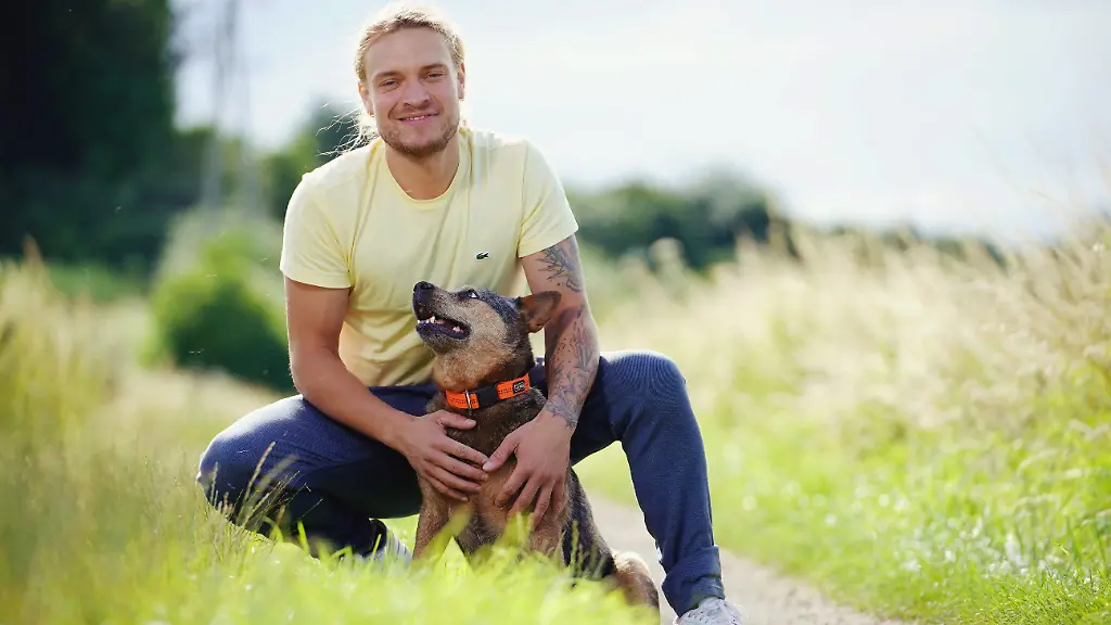 Bauern-Hottie-Bjo-rn-stellt-seinen-Hofdamen-seinen-Mini-Tourbus-vor