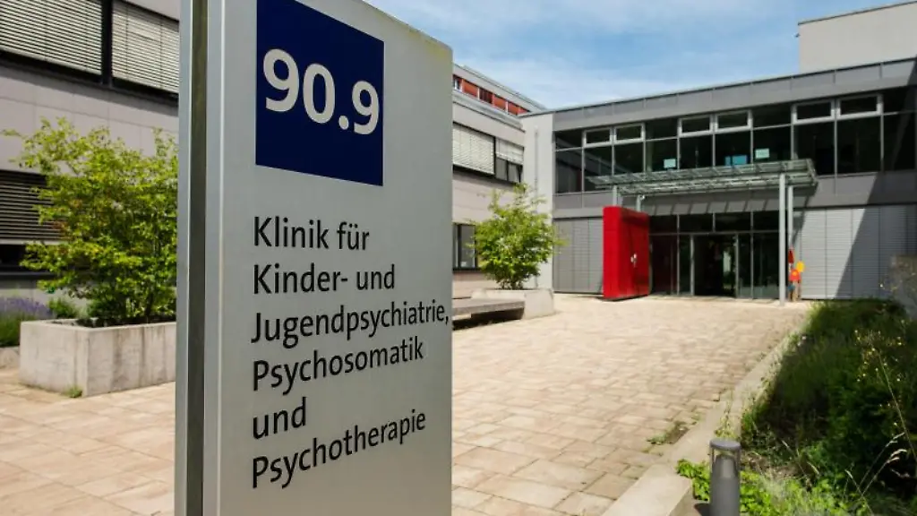 Der-Eingangsbereich-der-Jugendpsychatrie-des-Universitaetsklinikums-in-Homburg