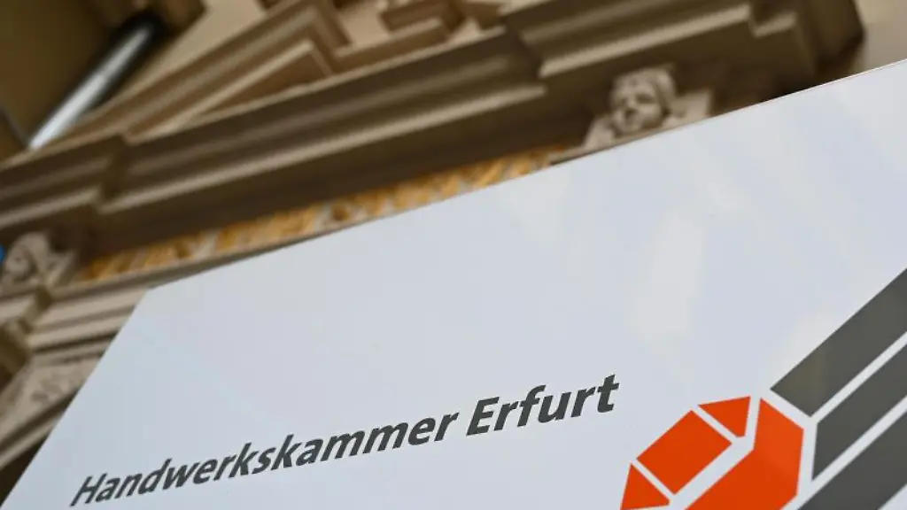 Handwerkskammer-Erfurt-steht-auf-einem-Schild-am-Eingang-des-Gebaeudekomplexes