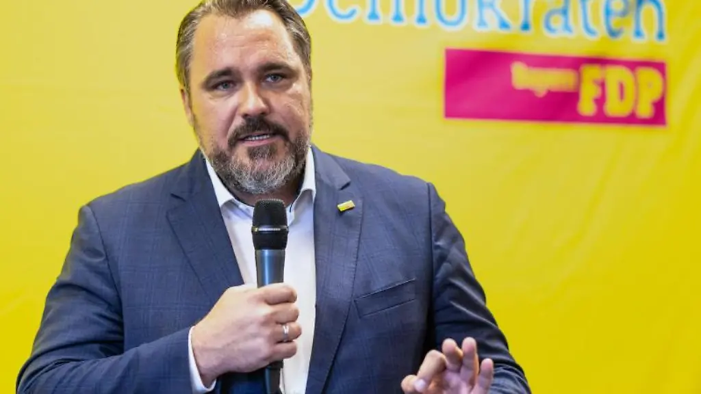 Daniel-Foest-Landesvorsitzender-der-FDP-Bayern-spricht-beim-Politischen-Fruehschoppen-Gillamoos