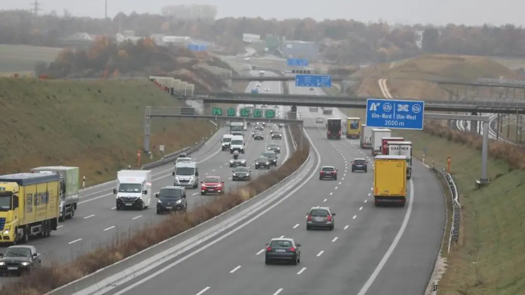 Autos-und-Lastwagen-fahren-bei-Dornstadt-auf-der-Autobahn-8