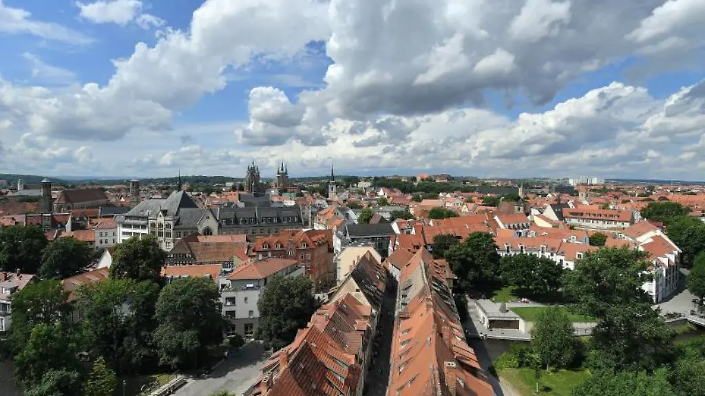 Wolken-ziehen-ueber-die-Erfurter-Altstadt-mit-der-Kraemerbruecke