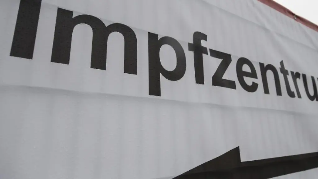 Ein-Schild-weist-den-Weg-zu-einem-Impfzentrum