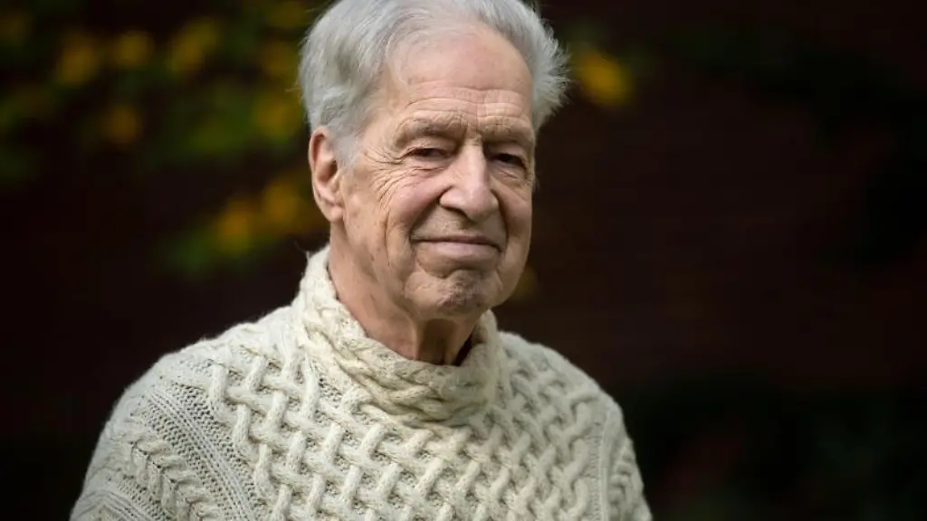 Henning-Scherf-SPD-ehemaliger-Buergermeister-von-Bremen-steht-in-seinem-Garten